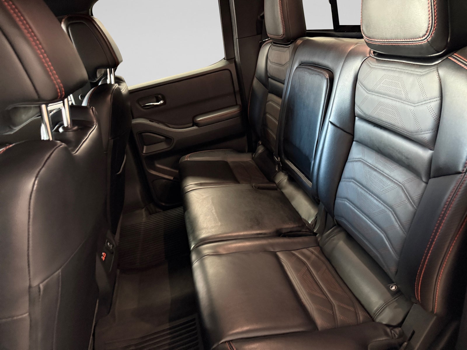 2025 Nissan FRONTIER V6 PRO-4X 25