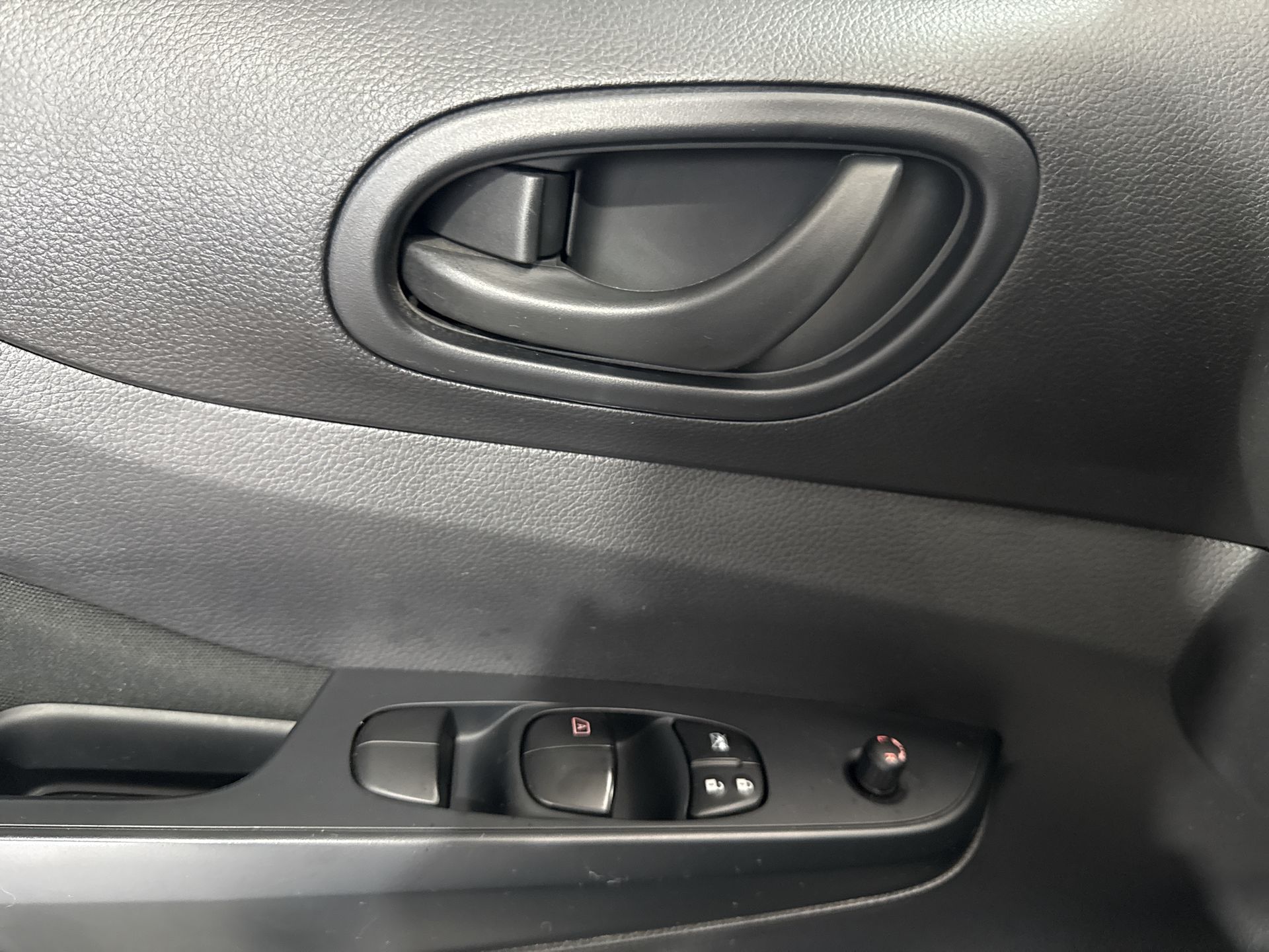 2025 Nissan FRONTIER XE TM 25