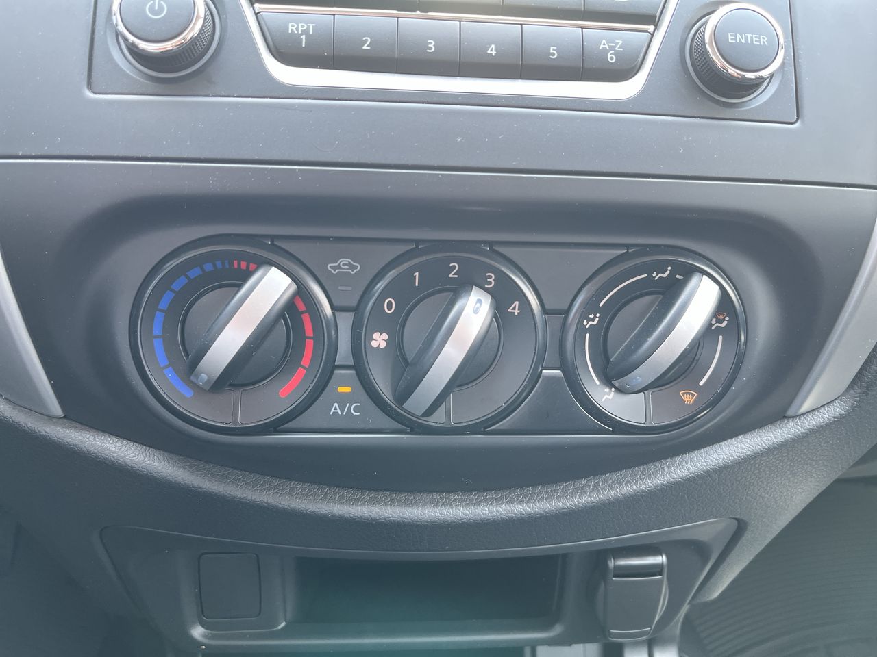 2020 Nissan FRONTIER DOBLE CABINA SE TM AC PAQ SEG 6VEL